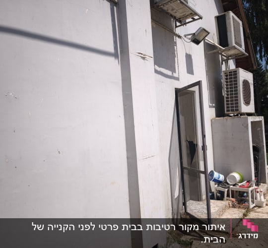 קיר חיצוני עם מזגנים ודלת פתוחה